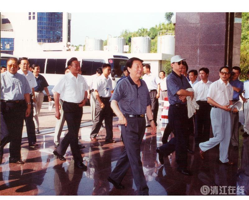 2001年7月，國務(wù)院總理朱镕基、副總理吳邦國視察清江